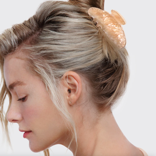 KITSCH BLONDE CLAW CLIP