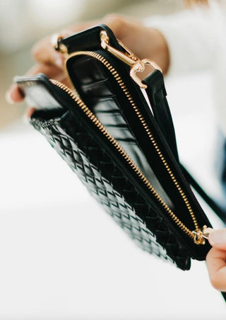 PRETTY SIMPLE WOVEN PHONE BAG