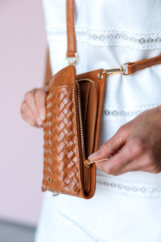 PRETTY SIMPLE WOVEN PHONE BAG